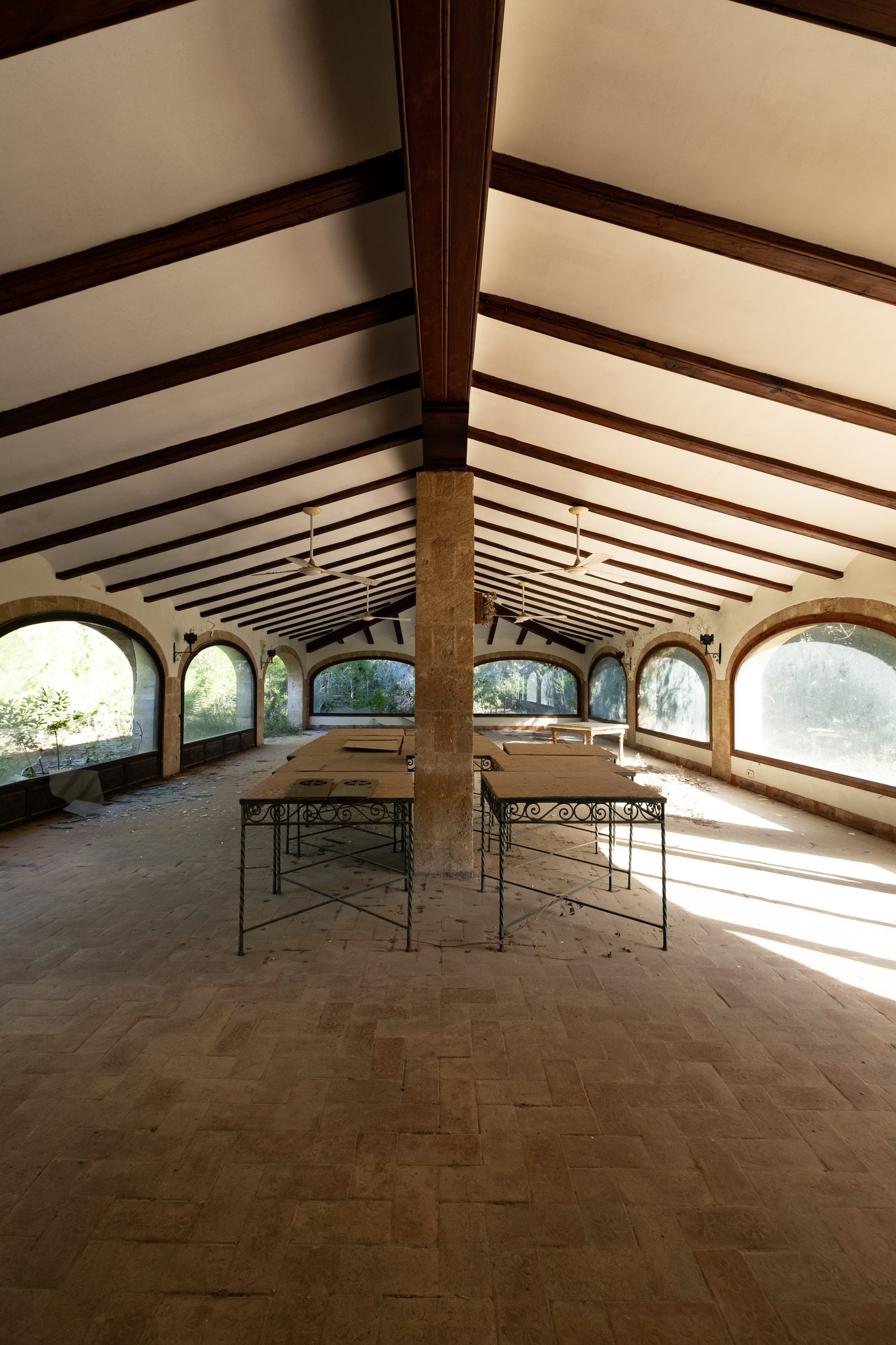 Sal&oacute;n interior con arcos