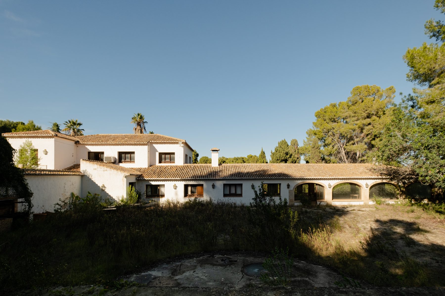 Fachada lateral con arcos