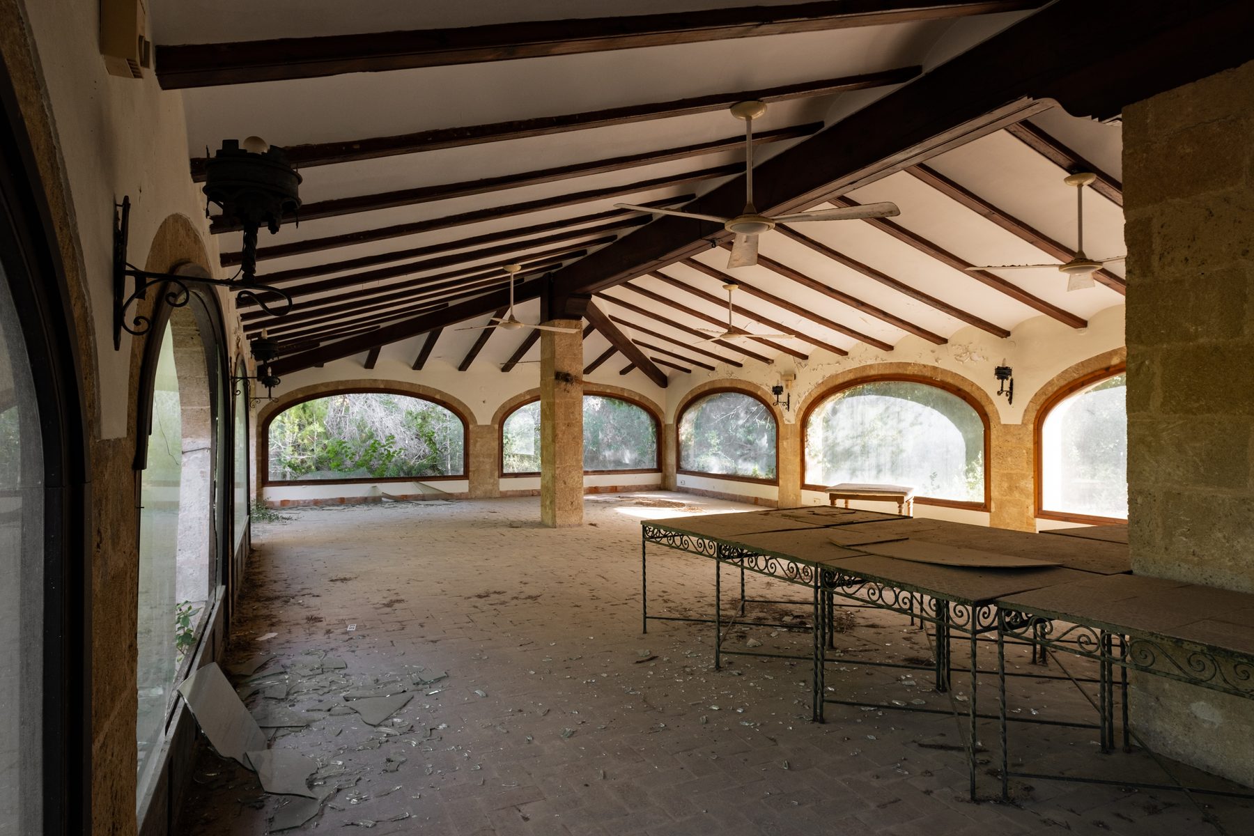 Sal&oacute;n con vigas de madera