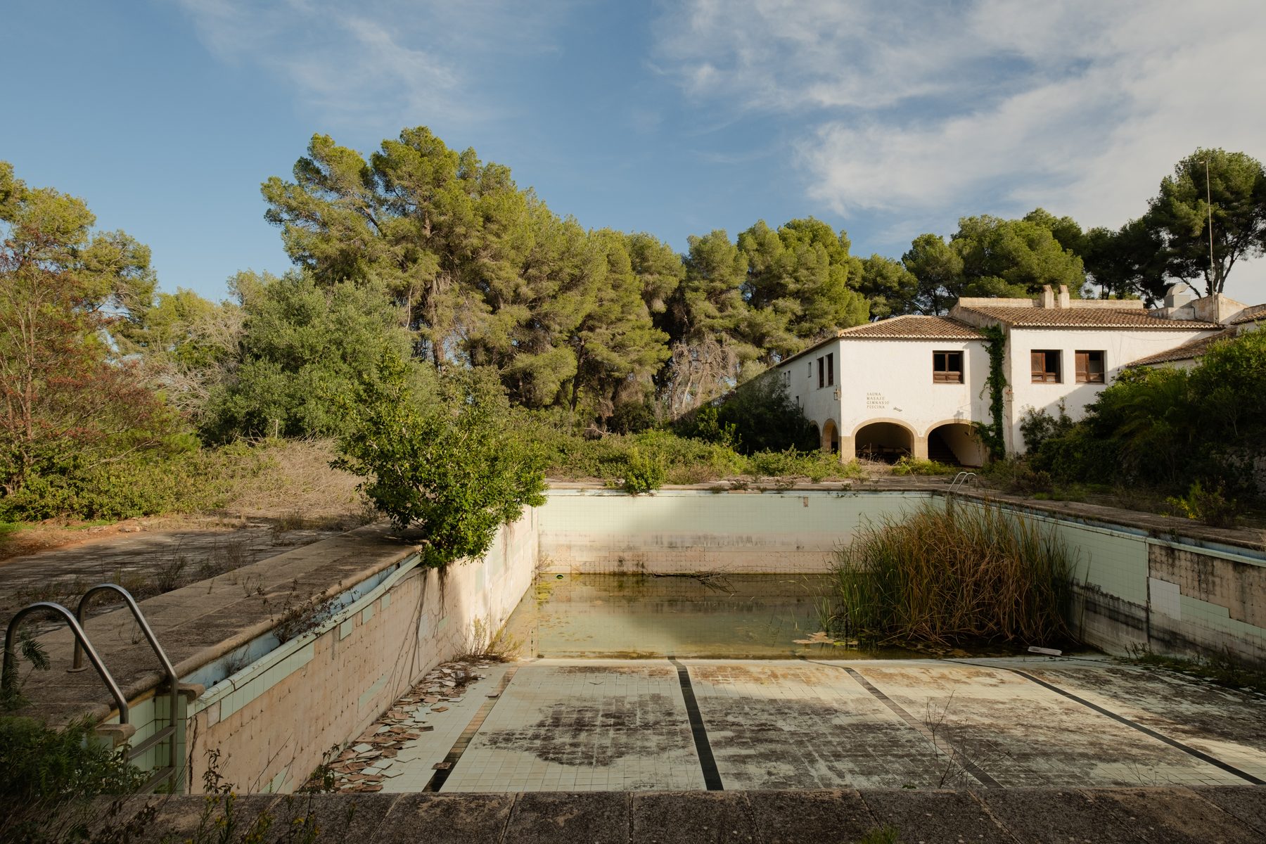 Piscina y edificio principal